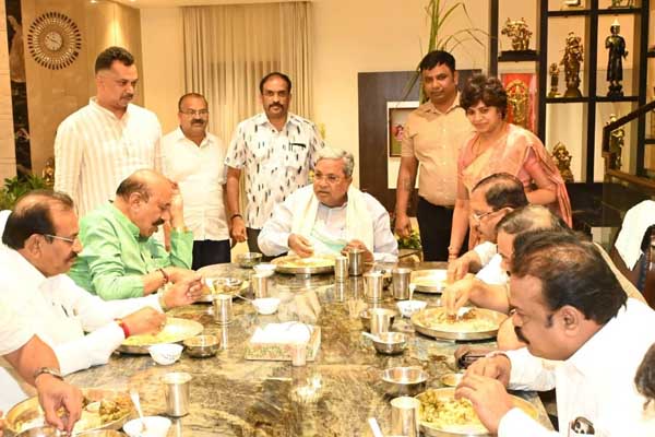 ಜ್ವರ ಬಂದು ಬಾಯಿ ಕೆಟ್ಟಿತ್ತು…ಕೆಎನ್ ರಾಜಣ್ಣನ ಮನೆಯಲ್ಲಿ ಕಾಲ್ ಸೂಪ್, ನಾಟಿ ಚಿಕನ್ ಚಪ್ಪರಿಸಿದ ಸಿಎಂ!